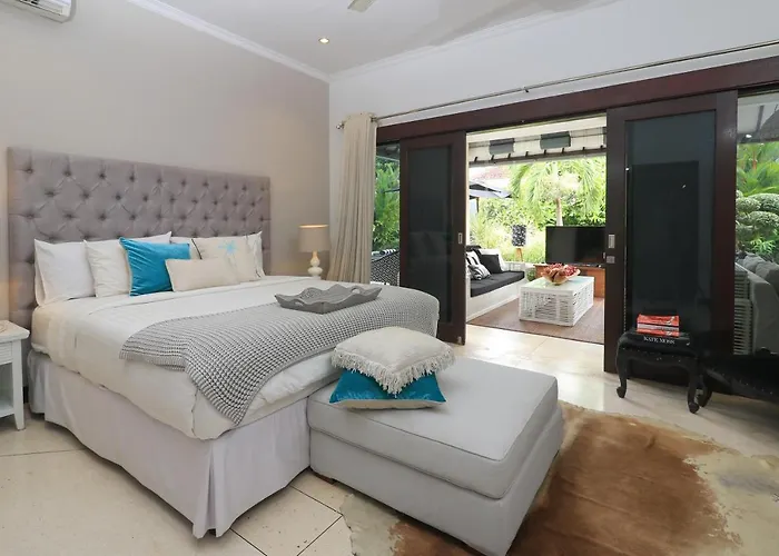Villa Bloom 1 - 4 Bedrooms, 4 Bathrooms, Private Pool Close To The